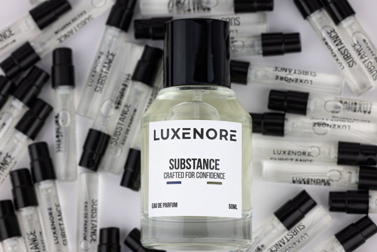 Flakon 50 ml perfum Luxenore Substance ustawiony na fiolkach 1.5 ml – perfumy niszowe