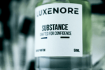 Zbliżenie na flakon Luxenore Substance – perfumy niszowe z nutami drzewnymi i dymnymi